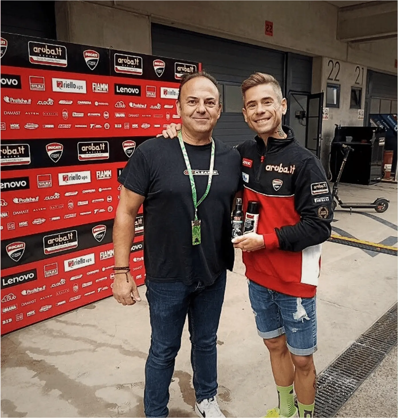 Director de QM Cleaner junto al piloto de Ducati Bautista