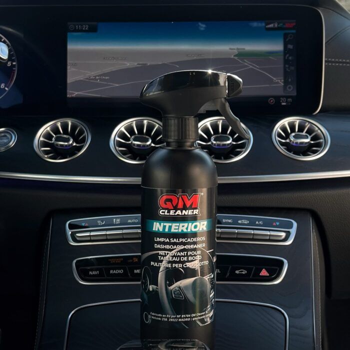 Dashboard de coche con bote de limpiador de salpicaderos QM Interior