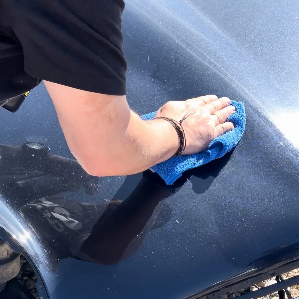 paso-3-aplicacion-cera-liquida-fast-shine-qm-cleaner paño siendo utilizado para fast shine sobre capó de coche